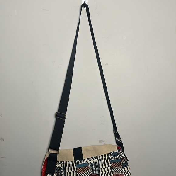 KAVU Tan and Black Patterned tribal canvas boho Bag - Picture 6 of 9